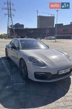 Фастбэк Porsche Panamera 2022 в 