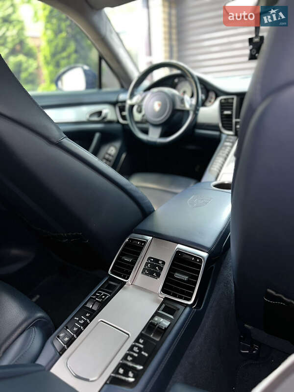 Фастбэк Porsche Panamera 2011 в Одессе