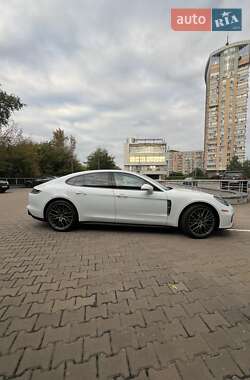 Фастбэк Porsche Panamera 2023 в 