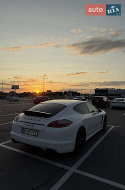 Фастбэк Porsche Panamera 2012 в 