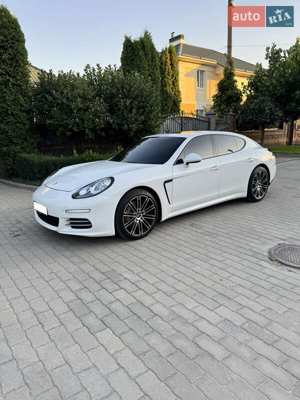 Фастбек Porsche Panamera 2015 в  фото Фастбек Porsche Panamera 2015 в