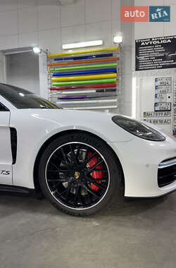 Фастбэк Porsche Panamera 2019 в 