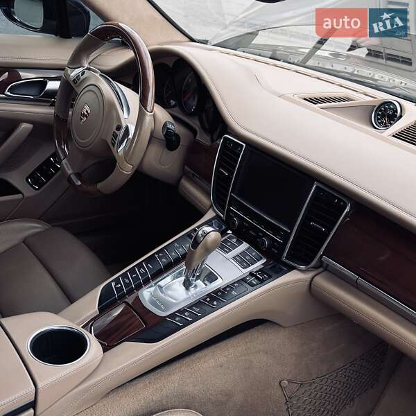 Фастбэк Porsche Panamera 2012 в Запорожье