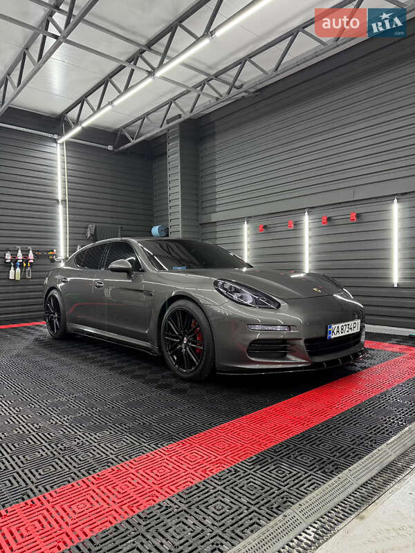 Фастбэк Porsche Panamera 2013 в 