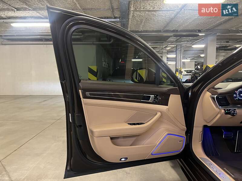 Фастбэк Porsche Panamera 2018 в Киеве