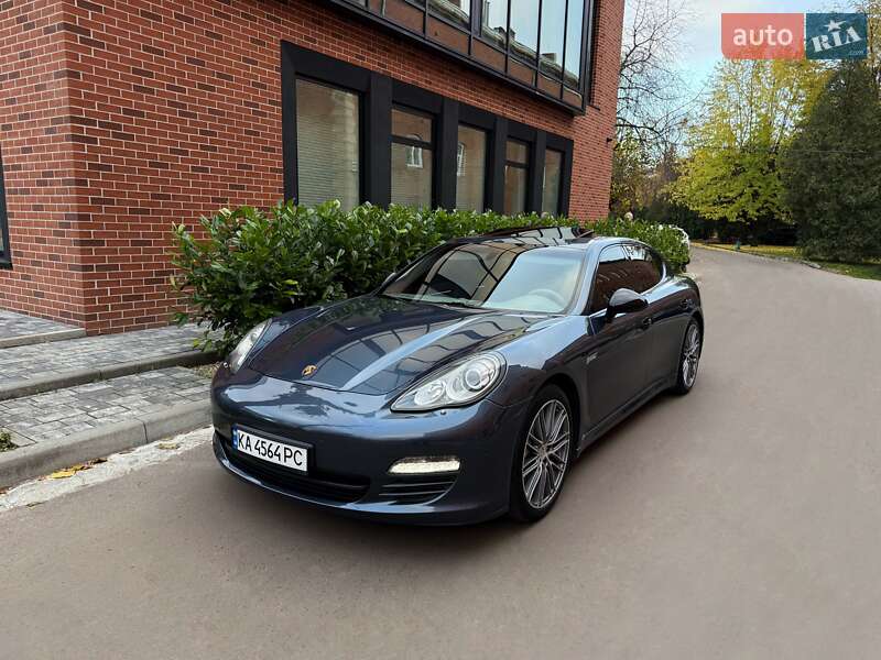 Фастбек Porsche Panamera 2010 в Львові