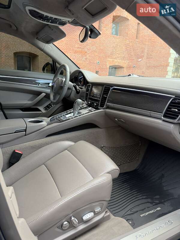 Фастбек Porsche Panamera 2010 в Львові