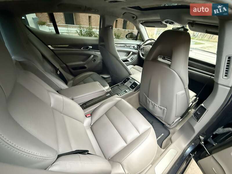 Фастбек Porsche Panamera 2010 в Львові