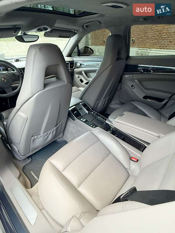 Фастбек Porsche Panamera 2010 в Львові