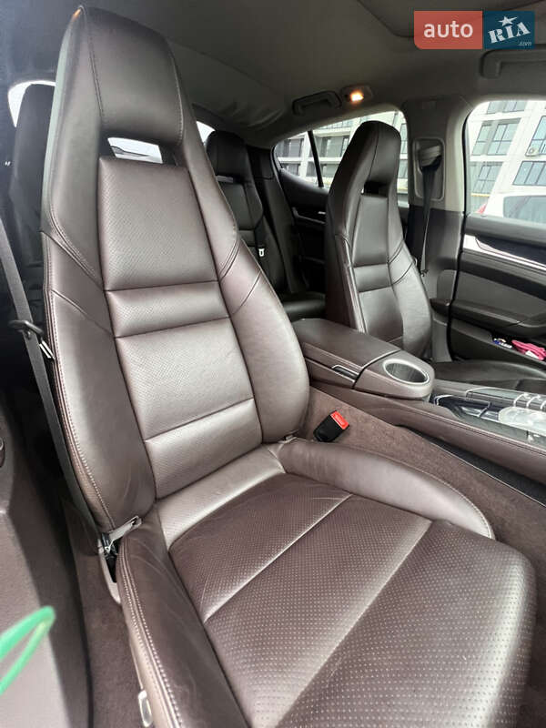 Фастбэк Porsche Panamera 2015 в Черкассах