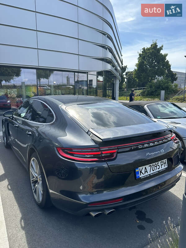 Фастбек Porsche Panamera 2017 в Львові