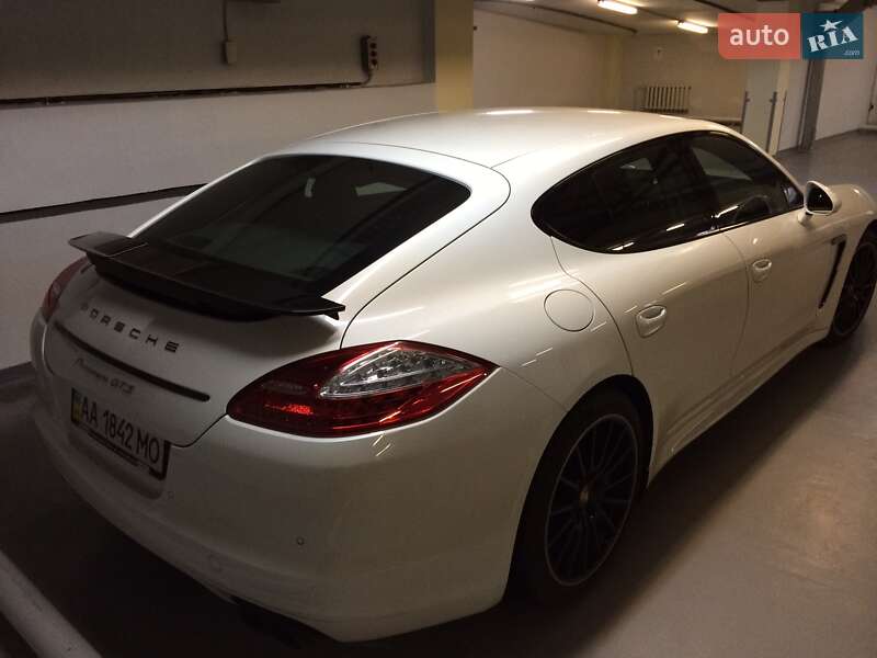 Фастбэк Porsche Panamera 2012 в Черновцах