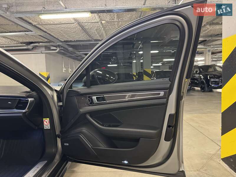 Фастбэк Porsche Panamera 2019 в Киеве фото 34 Фастбэк Porsche Panamera 2019 в Киеве
