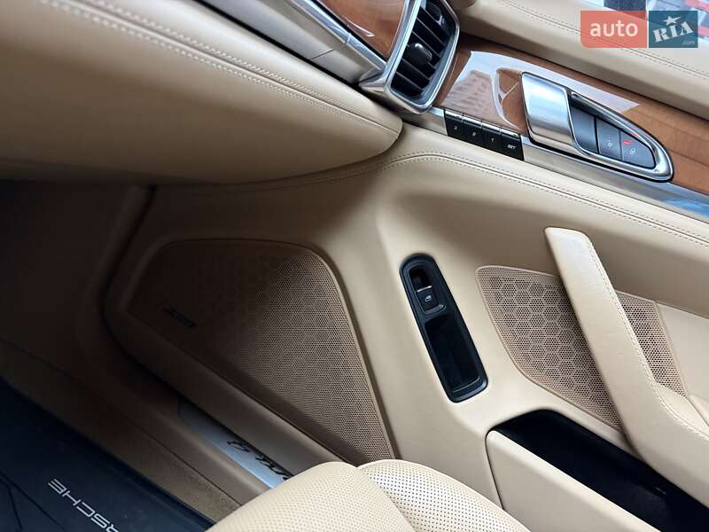 Фастбек Porsche Panamera 2013 в Києві фото 46 Фастбек Porsche Panamera 2013 в Києві