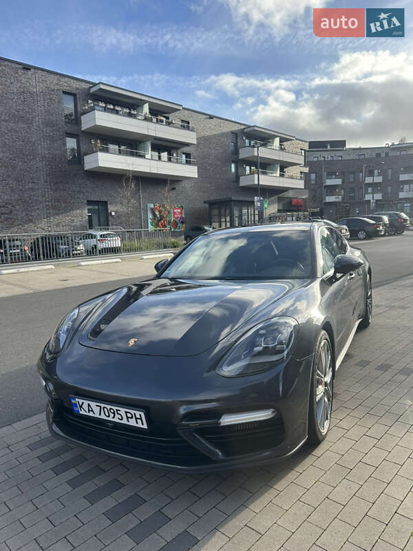 Фастбэк Porsche Panamera 2017 в Львове