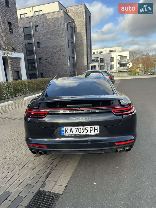Фастбэк Porsche Panamera 2017 в Львове