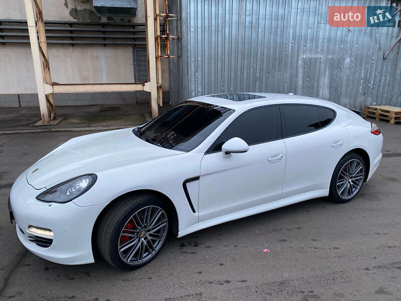 Фастбек Porsche Panamera 2010 в Кривому Розі