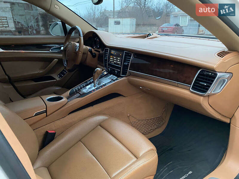 Фастбек Porsche Panamera 2010 в Кривому Розі