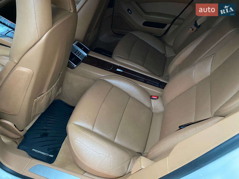 Фастбек Porsche Panamera 2010 в Кривому Розі