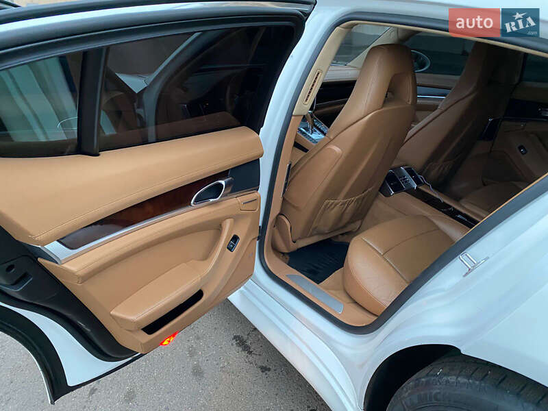 Фастбек Porsche Panamera 2010 в Кривому Розі