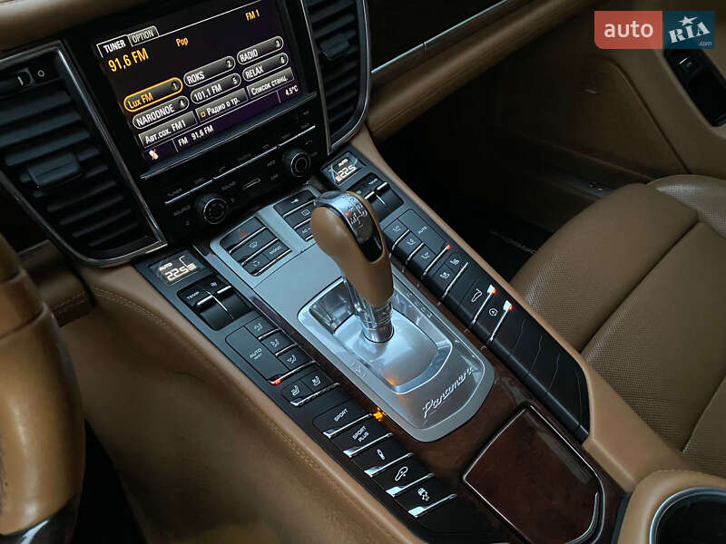 Фастбек Porsche Panamera 2010 в Кривому Розі