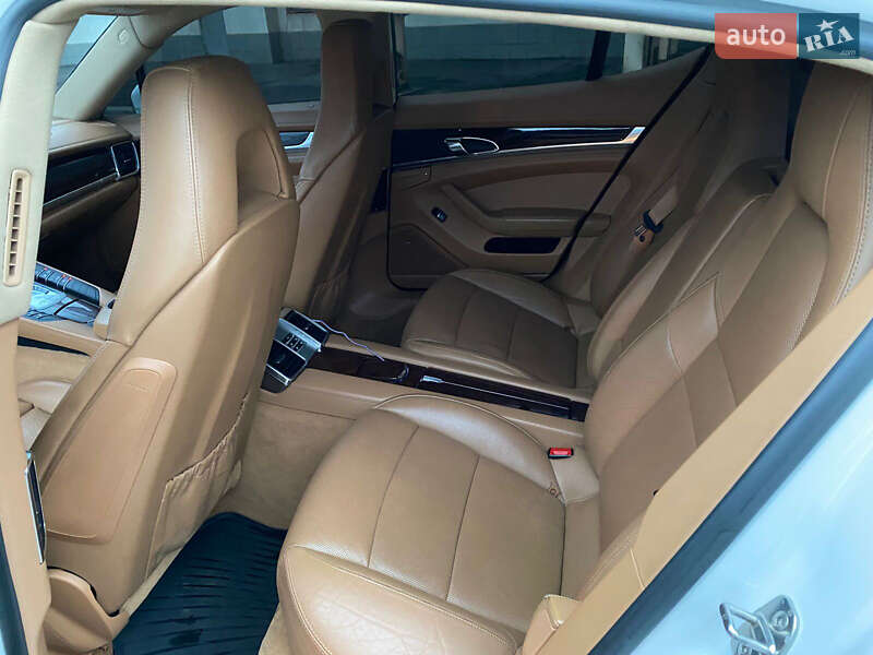 Фастбек Porsche Panamera 2010 в Кривому Розі