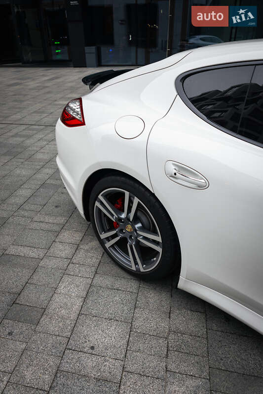 Фастбек Porsche Panamera 2011 в Києві