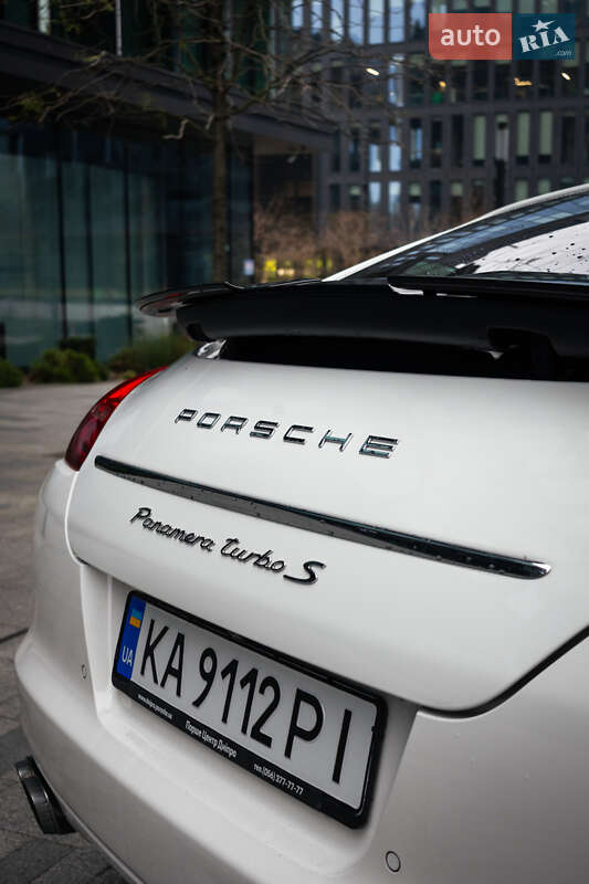 Фастбек Porsche Panamera 2011 в Києві