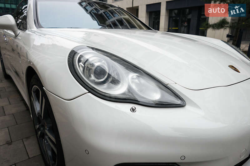 Фастбек Porsche Panamera 2011 в Києві
