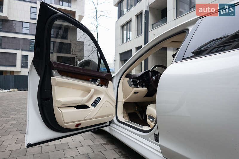 Фастбек Porsche Panamera 2011 в Києві