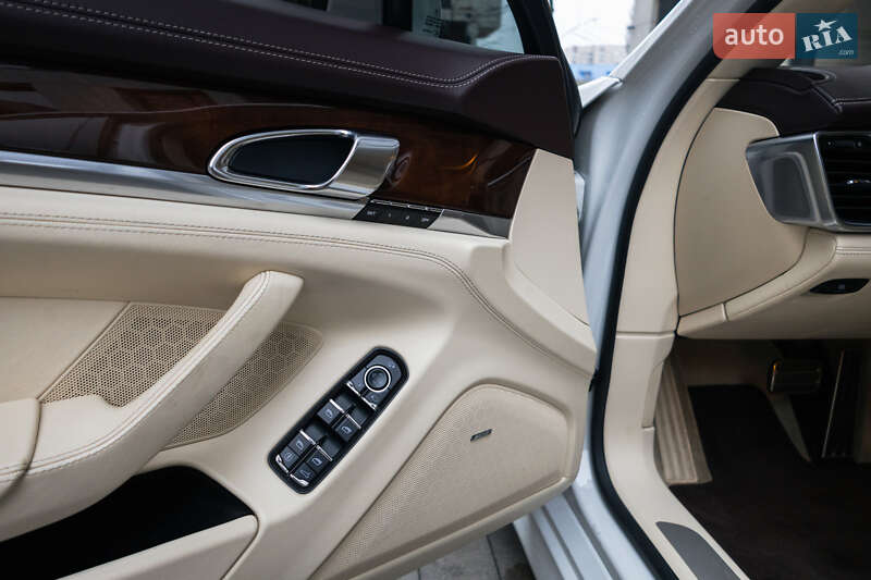 Фастбек Porsche Panamera 2011 в Києві