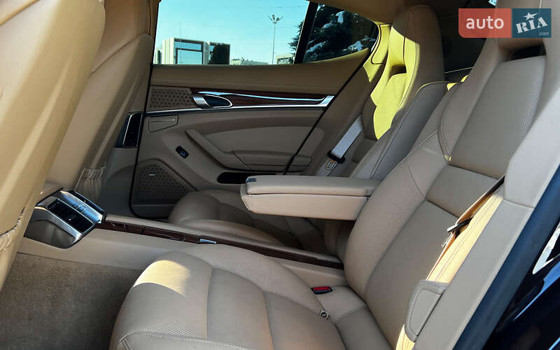 Фастбэк Porsche Panamera 2013 в Львове