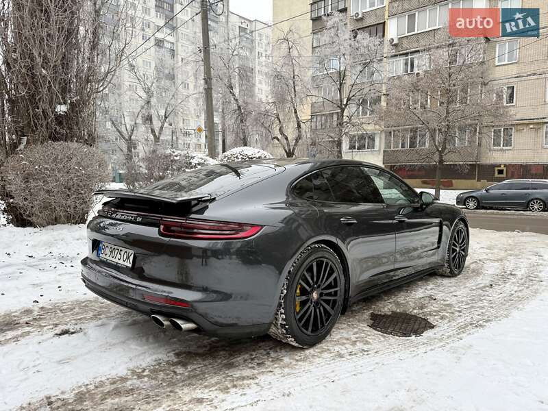 Фастбэк Porsche Panamera 2017 в Киеве фото 12 Фастбэк Porsche Panamera 2017 в Киеве