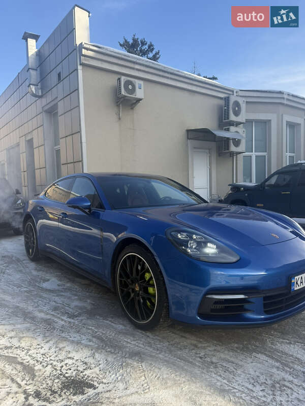 Фастбэк Porsche Panamera 2018 в Киеве
