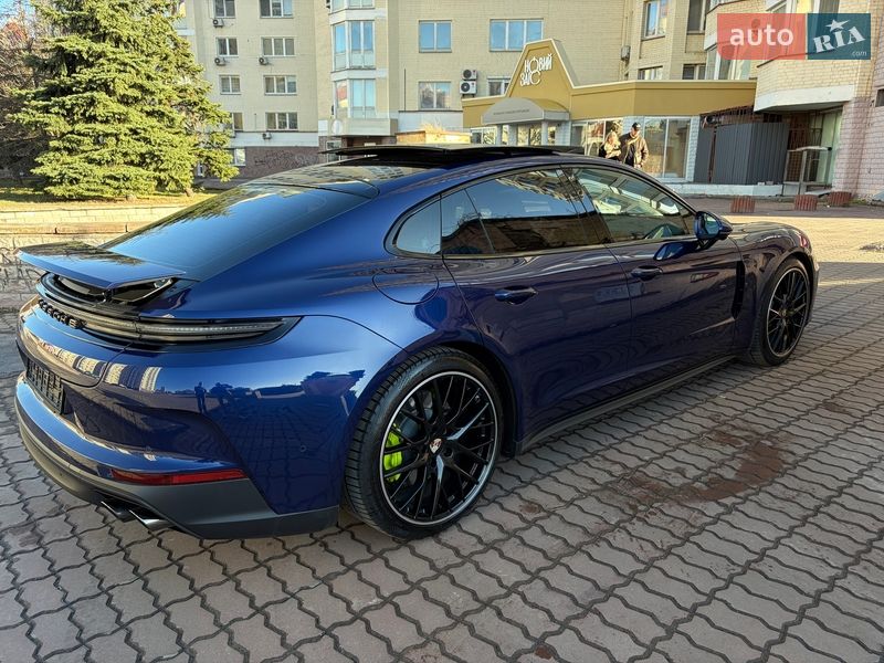 Фастбэк Porsche Panamera 2024 в Киеве
