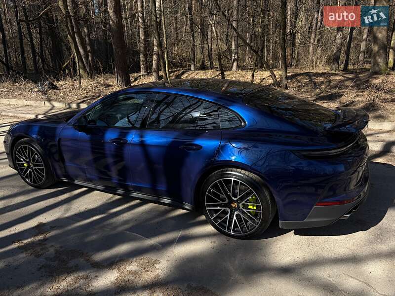 Фастбэк Porsche Panamera 2024 в Киеве