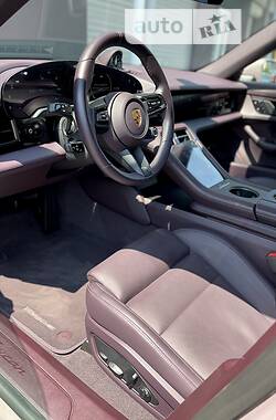 Седан Porsche Taycan 2020 в 