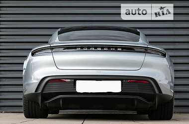 Седан Porsche Taycan 2020 в 