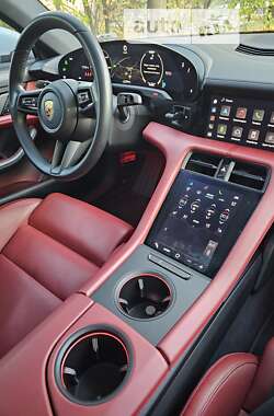 Седан Porsche Taycan 2021 в 