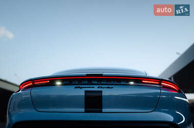 Седан Porsche Taycan 2020 в 
