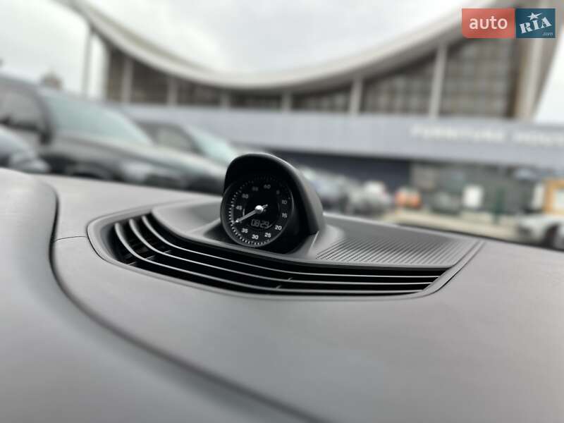 Седан Porsche Taycan 2019 в Києві