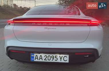 Седан Porsche Taycan 2021 в 