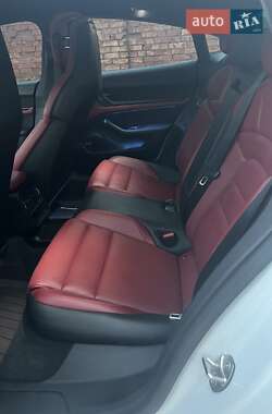Седан Porsche Taycan 2021 в 