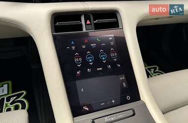 Седан Porsche Taycan 2020 в 