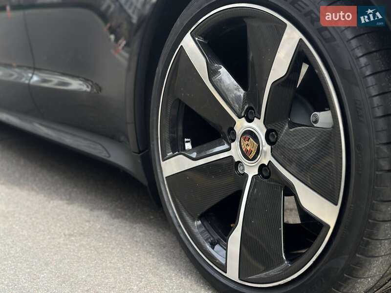 Седан Porsche Taycan 2021 в Киеве