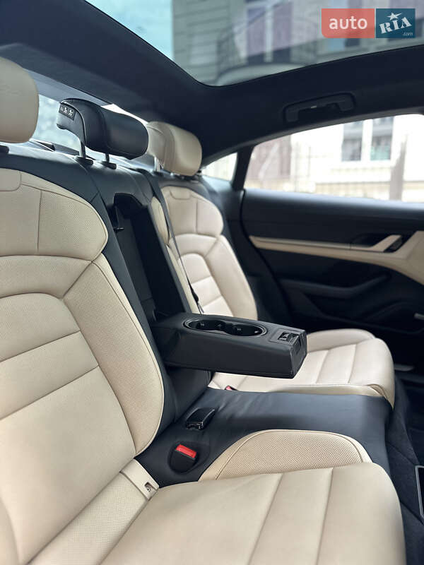 Седан Porsche Taycan 2021 в Киеве