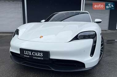 Седан Porsche Taycan 2021 в 