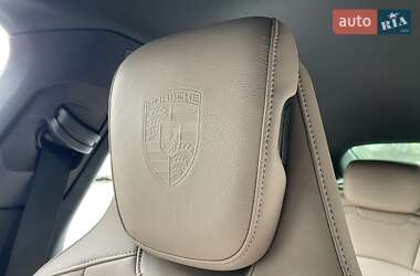 Седан Porsche Taycan 2021 в 
