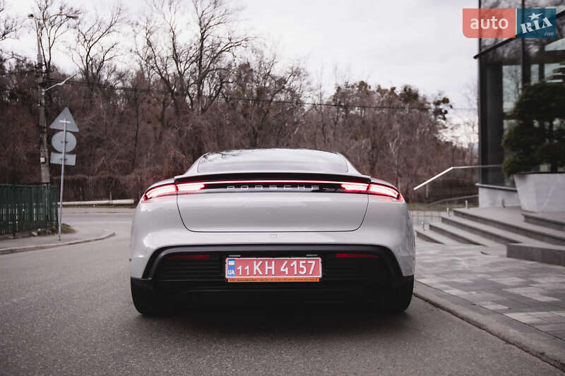 Седан Porsche Taycan 2023 в Киеве