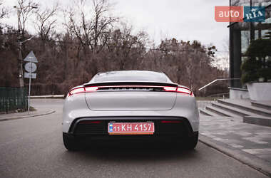 Седан Porsche Taycan 2023 в 